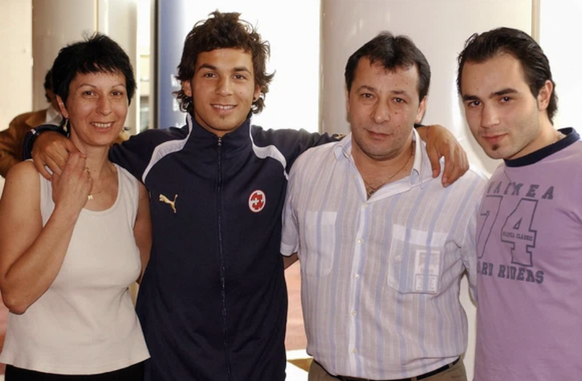 Chiumiento durant ses jeunes années avec sa mère Manuela, son père Gerardo et son frère Claudio.
