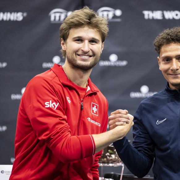 Le Zurichois Leandro Riedi, à gauche, et le Tunisien Alaa Trifi s'affronteront vendredi dans le cadre de la Coupe Davis à Bienne.