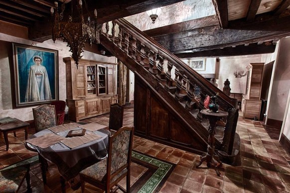 Le Manoir du Tertre avec son escalier et le portrait de la médium Geneviève Zaepffel.