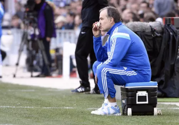 Marcelo Bielsa avec training, glacière et gobelet quand il entraînait Marseille.