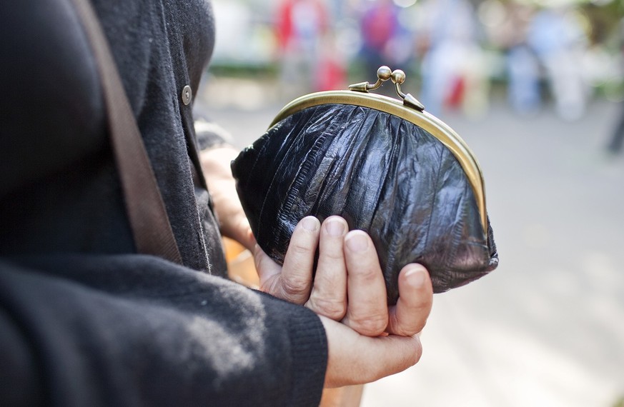 A woman holds her purse in her hands, pictured on June 12, 2009 in Zurich, Switzerland. (KEYSTONE/Gatean Bally)

Eine Frau haelt ihr Portemonnaie in der Hand, aufgenommen am 12. Juni 2009 in Zuerich.  ...
