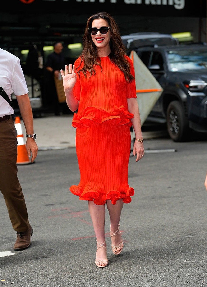 Enceinte de son troisième enfant, Anne Hathaway multiplie les looks spectaculaires sur tapis rouge.