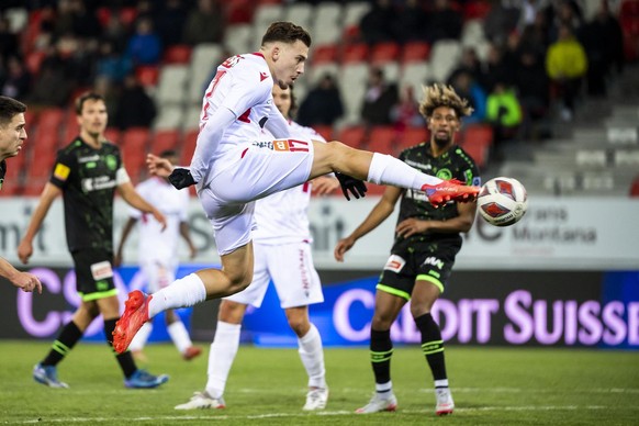 L&#039;attaquant valaisan Filip Stojilkovic, en action lors de la rencontre du championnat de football de Super League entre le FC Sion et le FC St. Gallen le samedi 27 novembre 2021 au stade de Tourb ...