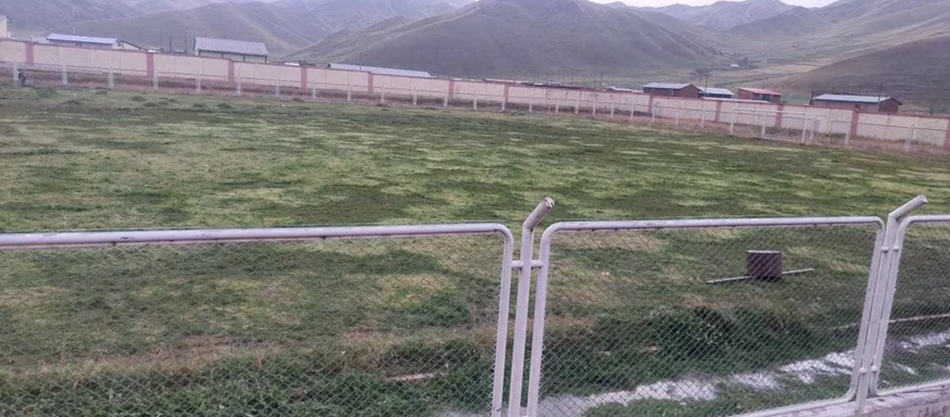 Le stade Bicentenario Túpac Amaru au Pérou une fois la pelouse coupée
