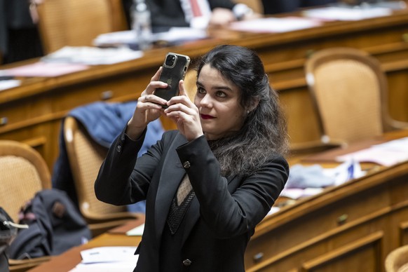 Die neugewaehlte SP Nationalraetin Estelle Revaz, GE, fotografiert mit ihrem Smartphone, kurz vor Beginn der ersten Sitzung, zu Beginn der 52. Legislatur am ersten Tag der Wintersession der Eidgenoess ...