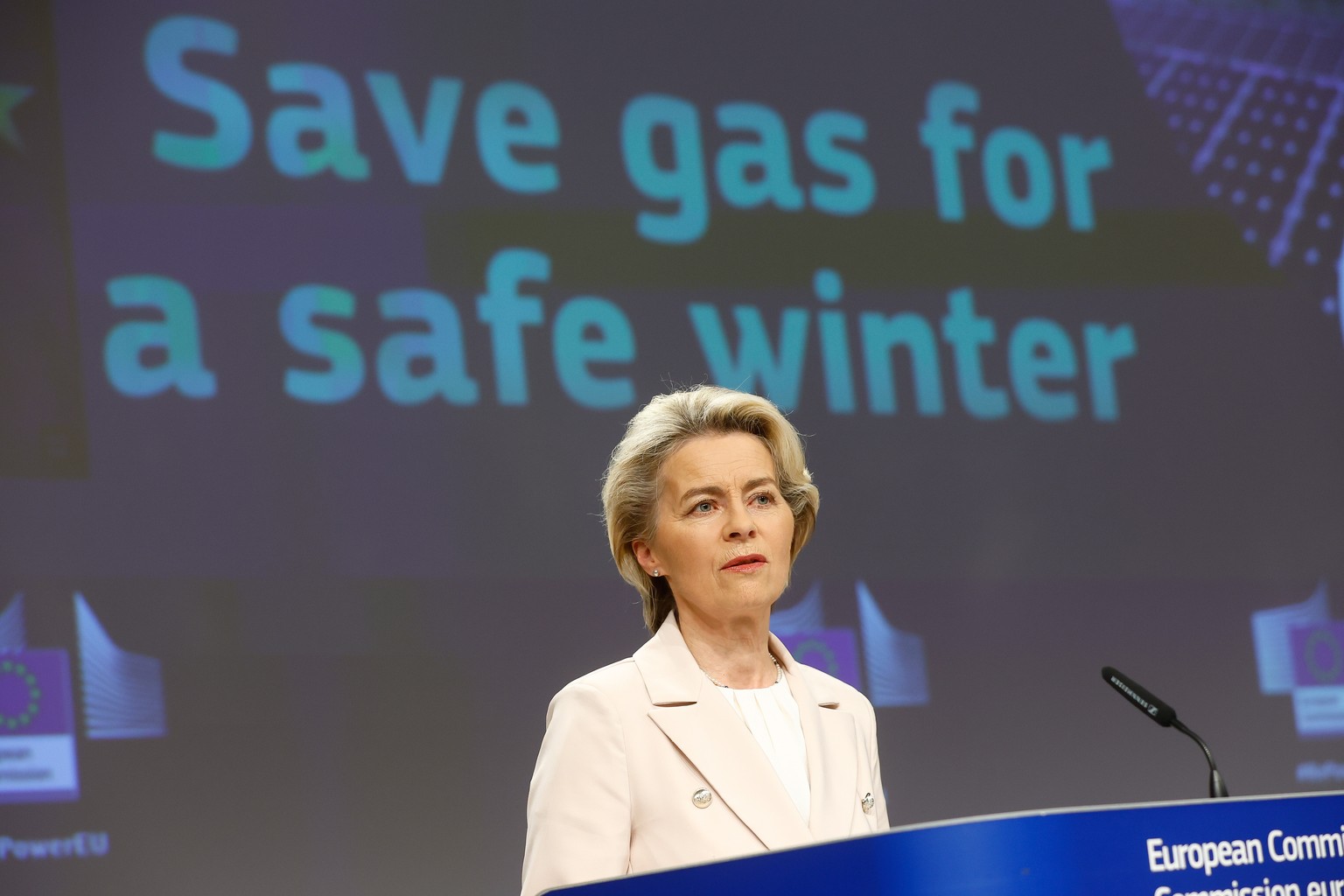 epa10081653 European Commission President Ursula von der Leyen attends a press conference on the &#039;Save gas for safe winter&#039; pacakge at the European Commission in Brussels, Belgium, 20 July 2 ...