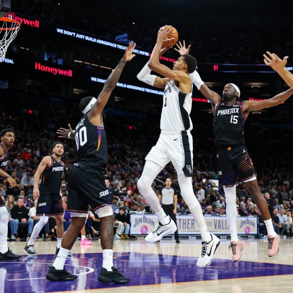 Wembanyama (au centre) et les Spurs ont manqué leur affaire dimanche à Phoenix