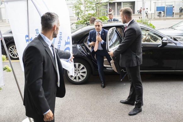 Bundesrat Ignazio Cassis steigt aus dem Auto anlaesslich der Wahlkampferoeffnung der FDP Kanton Zuerich, aufgenommen am Montag, 19. August 2019 in Zuerich. (KEYSTONE/Ennio Leanza)