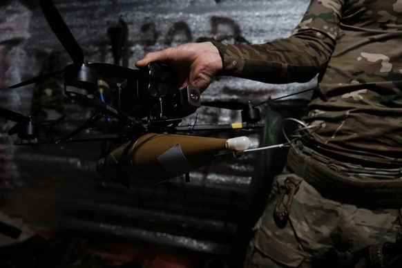 Ici, un drone équipé d&#039;une grenade appartenant à l&#039;armée ukrainienne.