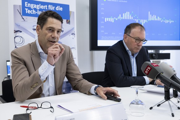 Stefan Brupbacher, Direktor Swissmem, links, und Martin Hirzel, Praesident Swissmem, sprechen an einer Medienkonferenz ueber die Auswirkungen der US-Zoelle, am Dienstag, 26. August 2025, in Bern..(KEY ...
