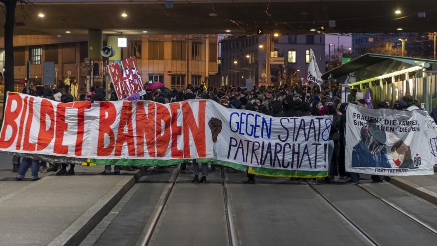 Mehrere hundert Frauen nehmen aus Anlass des Internationalen Frauentages an einer unbewilligten Demo teil in Basel, am Montag, 8. Maerz 2021. (KEYSTONE/Georgios Kefalas)