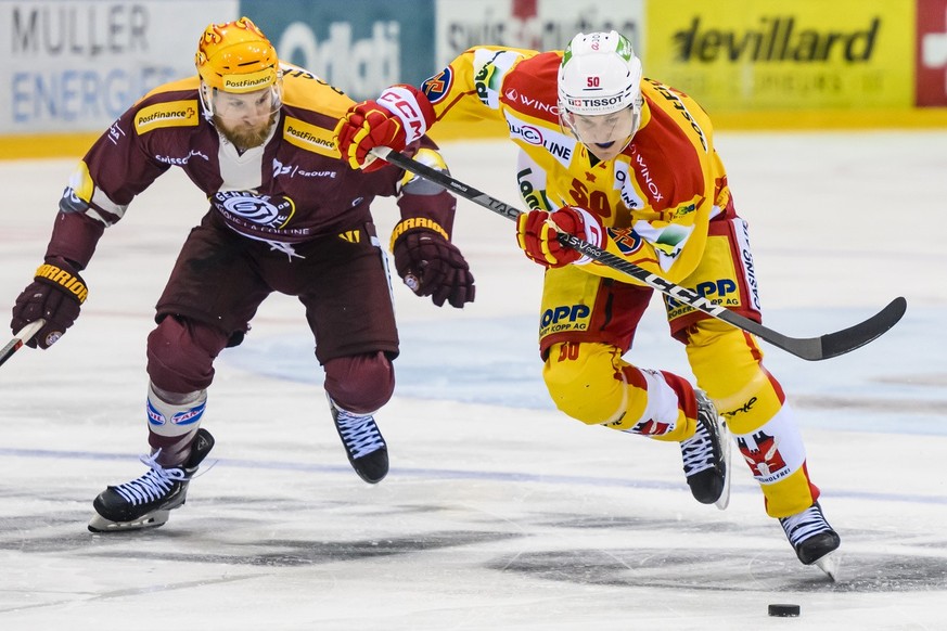 Le top scorer PostFinance genevois Tanner Richard, gauche, lutte pour le puck avec le defenseur biennois Viktor loeoev, droite, lors du premier match de la finale des play-off du Championnat de Suisse ...