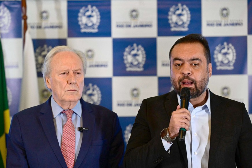 Le gouverneur de Rio de Janeiro, Claudio Castro (à droite), s&#039;exprime aux côtés du ministre brésilien de la Justice, Ricardo Lewandowski (à gauche) après l&#039;opération Operacao Contencao (opér ...