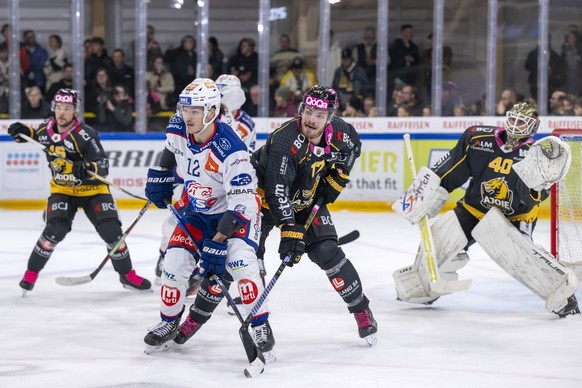 Zuerichs Yannick Zehnder, links, gegen Ajoies Thomas Thiry, rechts, im Eishockey-Qualifikationsspiel der National League zwischen dem HC Ajoie und den ZSC Lions in der Raiffeisen Arena in Porrentruy,  ...