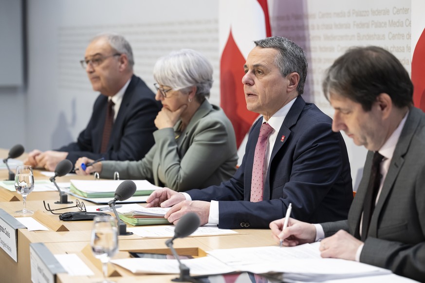 Bundesrat Ignazio Cassis, zweite-links, spricht neben Bundesrat Guy Parmelin, Bundesraetin Elisabeth Baume-Schneider, und Andre Simonazzi, Bundesratssprecher, von links, an einer Medienkonferenz ueber ...