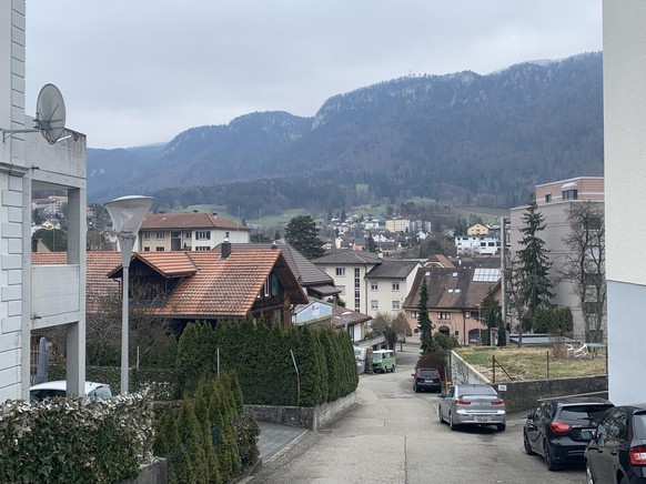 Moutier entourée de montagnes.