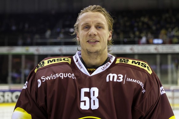 Geneve-Servette&#039;s goaltender Jussi Olkinuora waits, prior a National League regular season game of the Swiss Championship between Geneve-Servette HC and SC Bern, at the ice stadium Les Vernets, i ...
