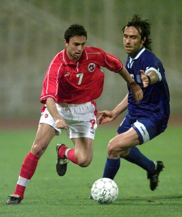 Swiss David Sesa (l.) is running past Greece Elias Poursanidis during the soccer friendly match Greece vs. Switzerland in the Olympic Stadium in Athens, Wednesday, April 28, 1999. (Keystone/Christoph  ...