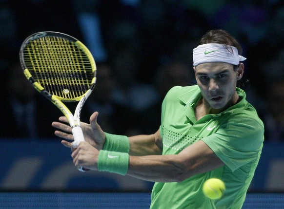 epa01945539 Spain&#039;s Rafael Nadal return a shot during his match against Russia&#039;s Nikolay Davydenko at the ATP World Tour Finals Masters Tennis competition held at the O2 Arena, London, Brita ...