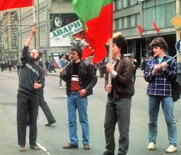 Oleg Orlov, deuxième à partir de la gauche, lors d’une manifestation de Memorial à Moscou le 1ᵉʳ mai 1990 en soutien à la Lituanie, placée sous blocus par les autorités soviétiques pour avoir proclamé ...