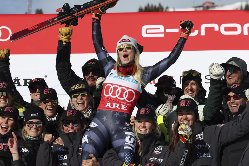 The winner United States&#039; Mikaela Shiffrin celebrates with the team after an alpine ski, women&#039;s World Cup slalom, in Are, Sweden, Saturday, March 11, 2023. (AP Photo/Alessandro Trovati)