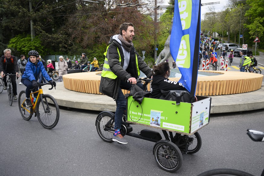 David Raedler, president ATE Vaud defile a velo lors d&#039;une parade a velo lors d&#039;une manifestation de l&#039;Association Transports et environnement,ATE, Vaud contre l&#039;autoroute A1 lors  ...