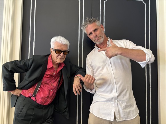L'ami de David Bowie, Sandro Sursock (à g.) et le réalisateur du documentaire Benjamin Kraatz à Montreux le 18 juillet 2026