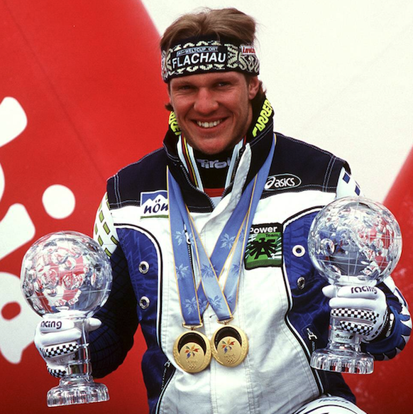 Hermann Maier (Österreich) präsentiert seine olympischen Goldmedaillen und die Trophäen seiner Weltcupsiege Alpiner Skilauf OS Winter Herren Olympische Winterspiele 1998, Olympia, Olympiade, Spiele, S ...