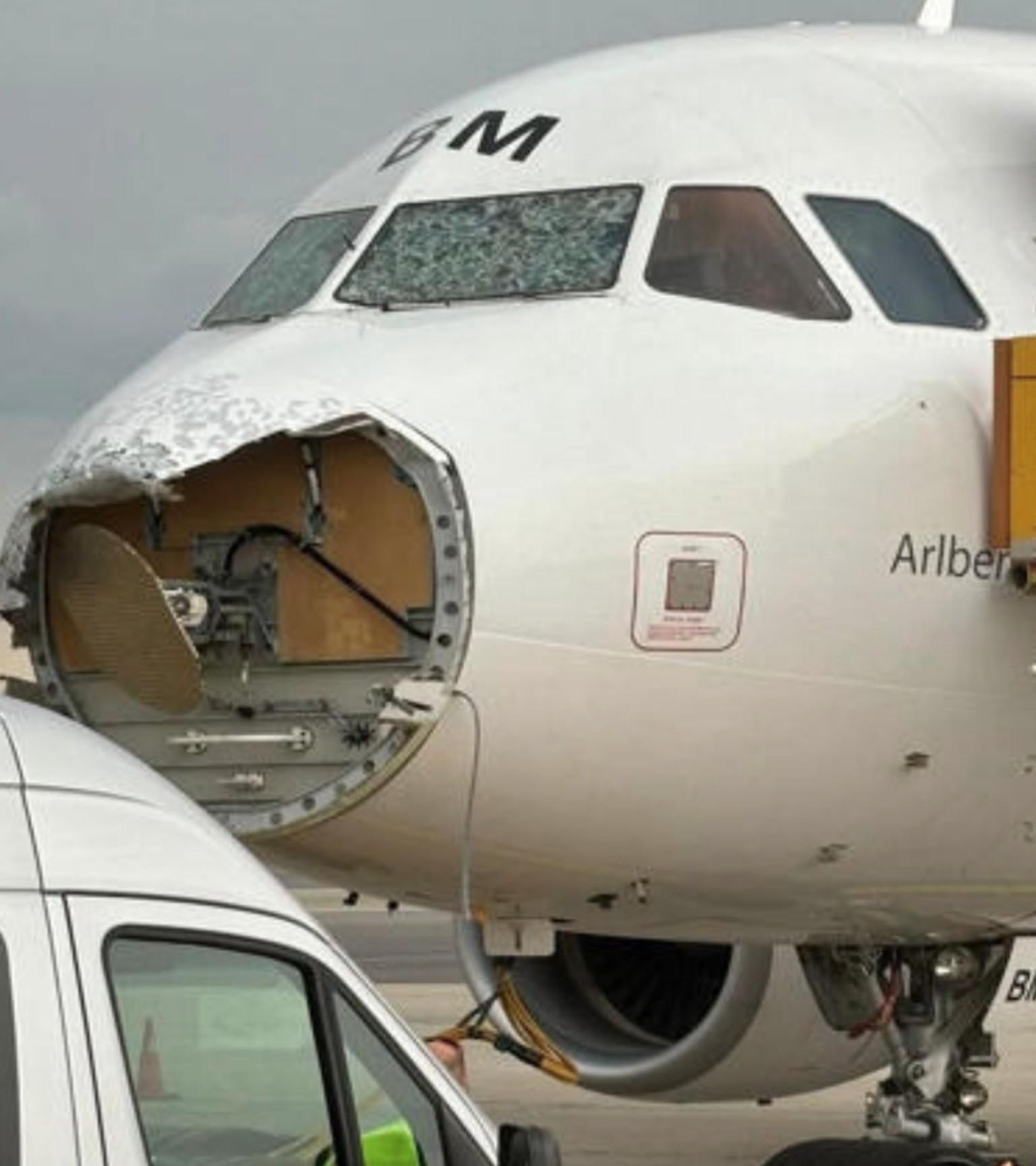 Un avion criblé par la grêle en Autriche