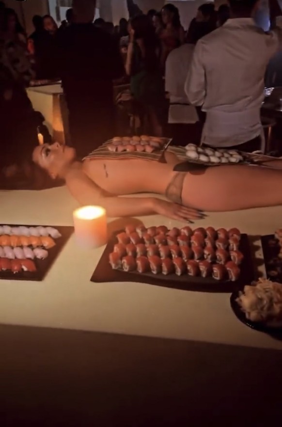 Mesdames et messieurs, nous sommes en 2023 et une femme immobile sert de plateau à sushis à une soirée.