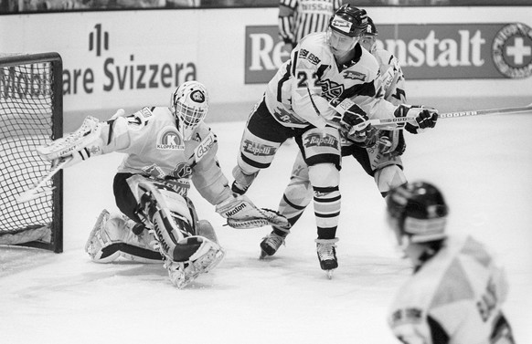 Freiburg-Goalie Dino Stecher in Aktion, aufgenommen am 9. Oktober 1993 in Lugano beim Nationalliga A Eishockeyspiel HC Lugano gegen den SC Freiburg. (KEYSTONE/Str)