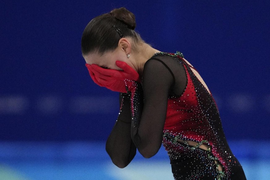 La déception de Kamila Valieva, grande favorite pour la médaille d'or aux JO de Pékin et finalement hors du podium.