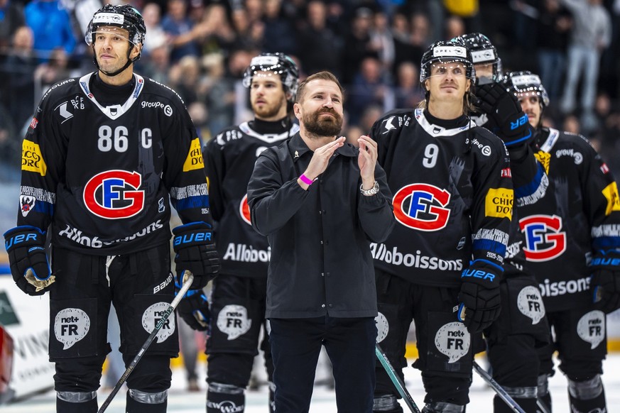 Julien Sprunger (HCFG), Andrei Bykov, und Marcus Soerensen (HCFG) von links, nach dem Eishockey Meisterschaftsspiel der National League zwischen dem HC Fribourg-Gotteron und dem HC Ambri-Piotta am Sam ...