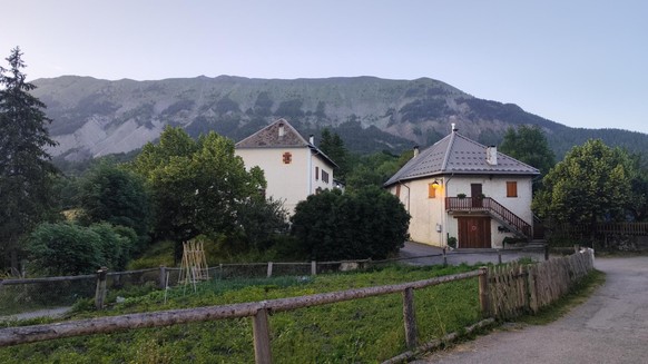 Disparition d&#039;Emile: le village traque «son bouc émissaire». Le petit Emile n&#039;a toujours pas été retrouvé. Pour surmonter l&#039;inacceptable, le hameau du Vernet devra trouver son «bouc émi ...