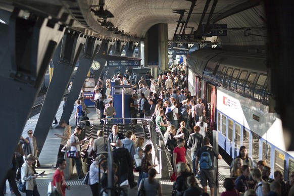 ZUR DEBATTE UEBER DIE UMSETZUNG DER MASSENEINWANDERUNGSINITIATIVE IM NATIONALRAT AM MITTWOCH, 21. SEPTEMBER 2016, STELLEN WIR IHNEN FOLGENDES BILDMATERIAL ZUR VERFUEGUNG - Commuters get on suburban tr ...