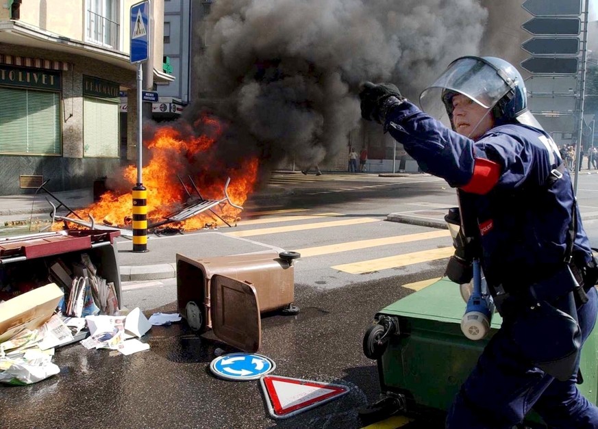 Un agent de police en tenue de protection pendent une manifestation contre le g8, Dimanche, 1 juin 2003. La doctrine d��engagement des forces de police n��est plus adaptee a des evenements tels que le ...