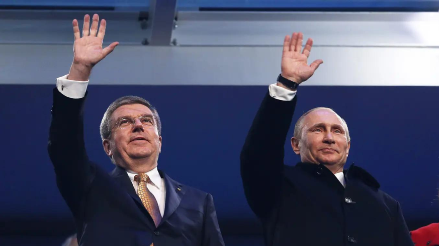 Thomas Bach et Vladimir Poutine lors de la cérémonie d'ouverture des Jeux olympiques d'hiver de Sotchi.