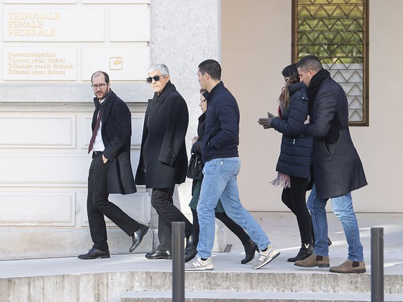 La famille de la victime, accompagn�e de son avocat Me Dario Barbosa (� gauche), lors du proc�s de l&#039;auteur de l&#039;assassinat d&#039;un Portugais en septembre 2020 � Morges.