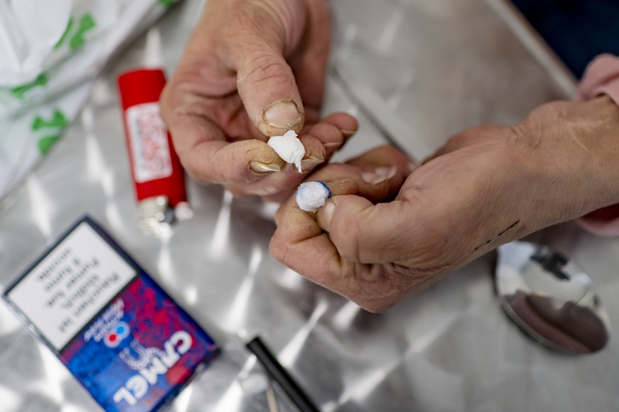 KEYPIX - Une personne toxicodependante prepare son melange avant de prendre de la drogue (ici une boulette de cocaine qui sera prise par inhalation) dans l'espace de consommation securise (ECS) d ...