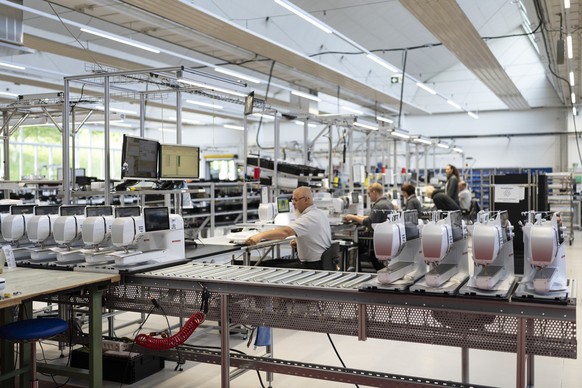 Ein Mitarbeiter bei der Montage der neuen Naehmaschine Bernina 990 in der Bernina-Produktionsstaette, aufgenommen in Steckborn am Mittwoch, 7. Juni 2024. (KEYSTONE/Gaetan Bally)