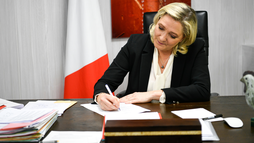 Marine Le Pen dans son bureau