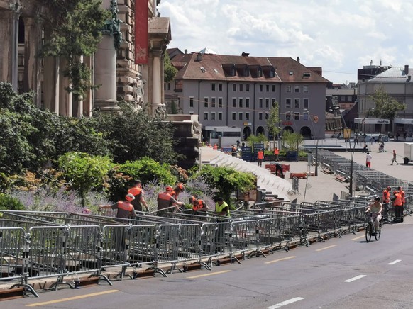 Le bâtiment et une partie de la place sont entourés de barrières enchevêtrées.