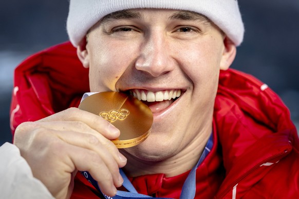 Gold medalist Switzerland's Franjo von Allmen poses with the gold medal after the men's alpine skiing downhill race at the 2026 Olympic Winter Games at the Stelvio Ski centre in Bormio, Ital ...