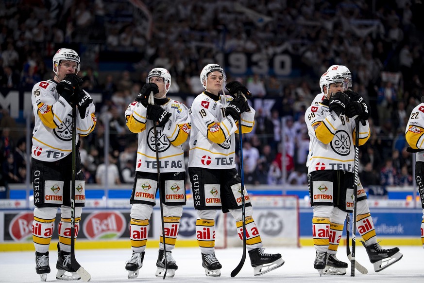 Spieler des HC Lugano reagieren nach dem Spiel enttaeuscht bei dem Spiel 1 des Playoff Viertelfinals der Eishockey National League zwischen den ZSC Lions und dem HC Lugano am Samstag, 21. Maerz 2026 i ...