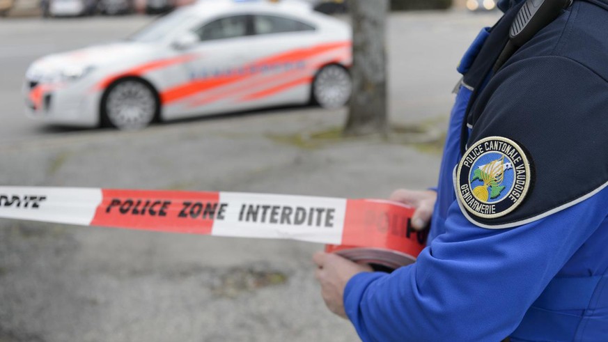 Une personne perd la vie dans un accident de la route à St-Prex (VD)
[Editor&#039;s note: photo mise-en-scene] Un policier (gendarme) du corps de gendarmerie de la Police cantonale vaudoise met en pla ...