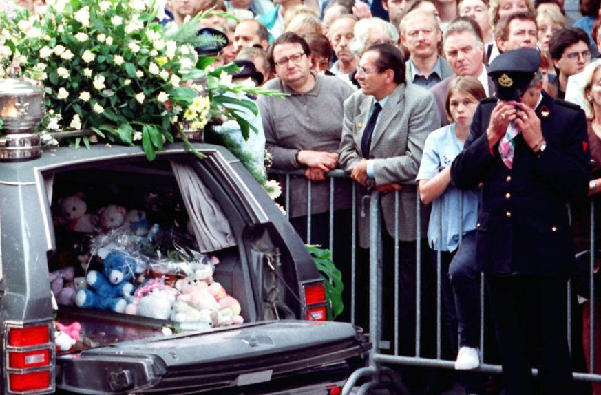 BRU184 LIEGE, BELGIUM : (FILES) A picture dated 22 August 1996 shows a Belgian gendarm crying as the coffins of Melissa Russo and Julie Lejeune are carried out of SaintMartin s basilica, in Liege. The ...