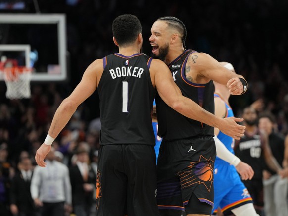 Devin Booker est félicité par Dillon Brooks après avoir inscrit le panier de la gagne face à OKC