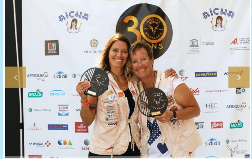 Le duo formé par la pilote Tania Lio (à g) et la navigatrice Régine Zbinden (à dr) s'est imposé dans la catégorie 4X4 du Rallye Aïcha des Gazelles dans le sahara marocain.