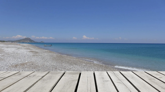 Plage d'Afandou à Rhodes: La plage est très longue et est tantôt recouverte de sable, tantôt de galets.