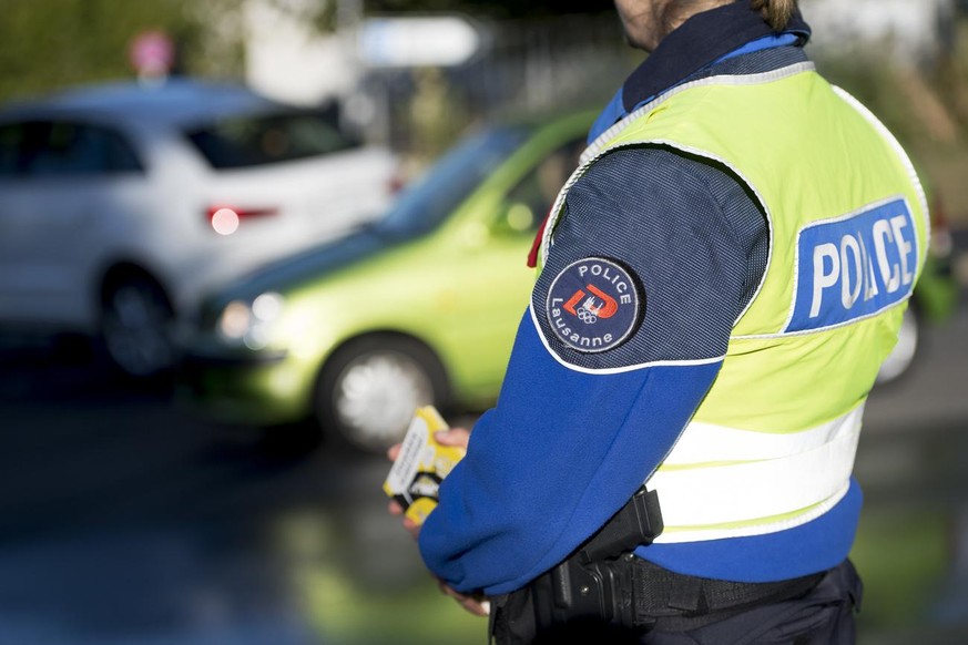 Un policier de la Police de Lausanne effectue un controle d&#039;une voiture lors de la campagne de prevention routiere pour la rentree scolaire 2018 ce lundi 27 aout 2018 a Lausanne. A l&#039;occasio ...